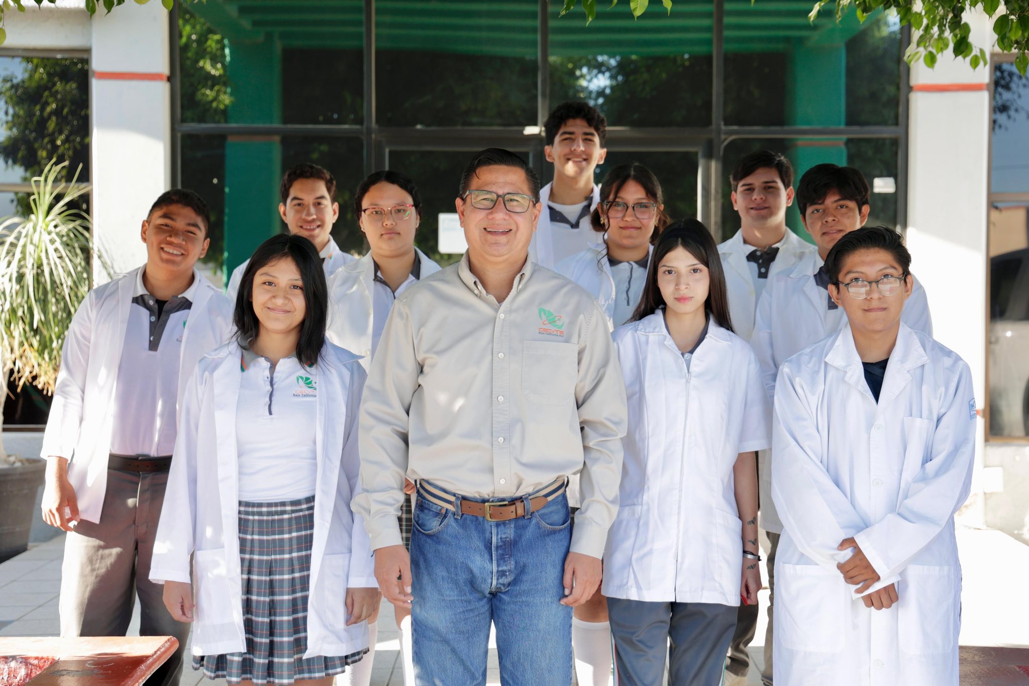 Estudiantes del CECyTE BCS participando en el programa Científicos por un Día del CIBNOR
