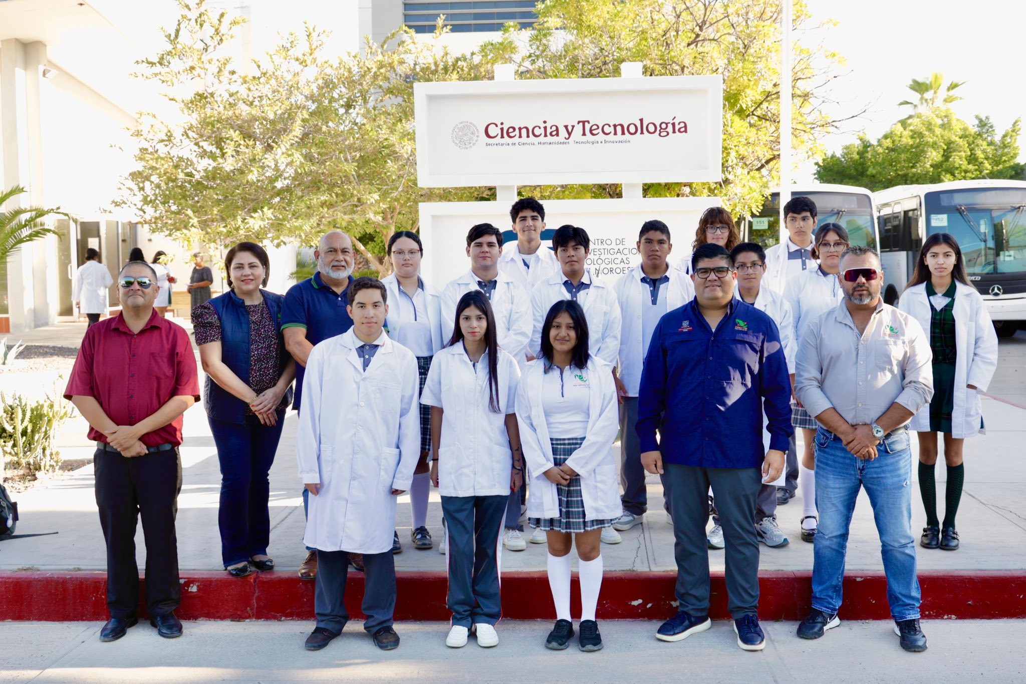 Estudiantes participando en Científicos por un Día - Imagen 2