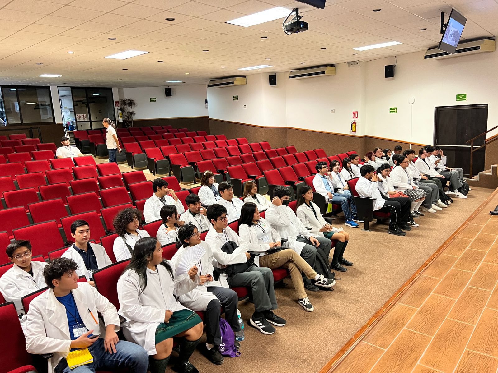 Estudiantes participando en Científicos por un Día - Imagen 4