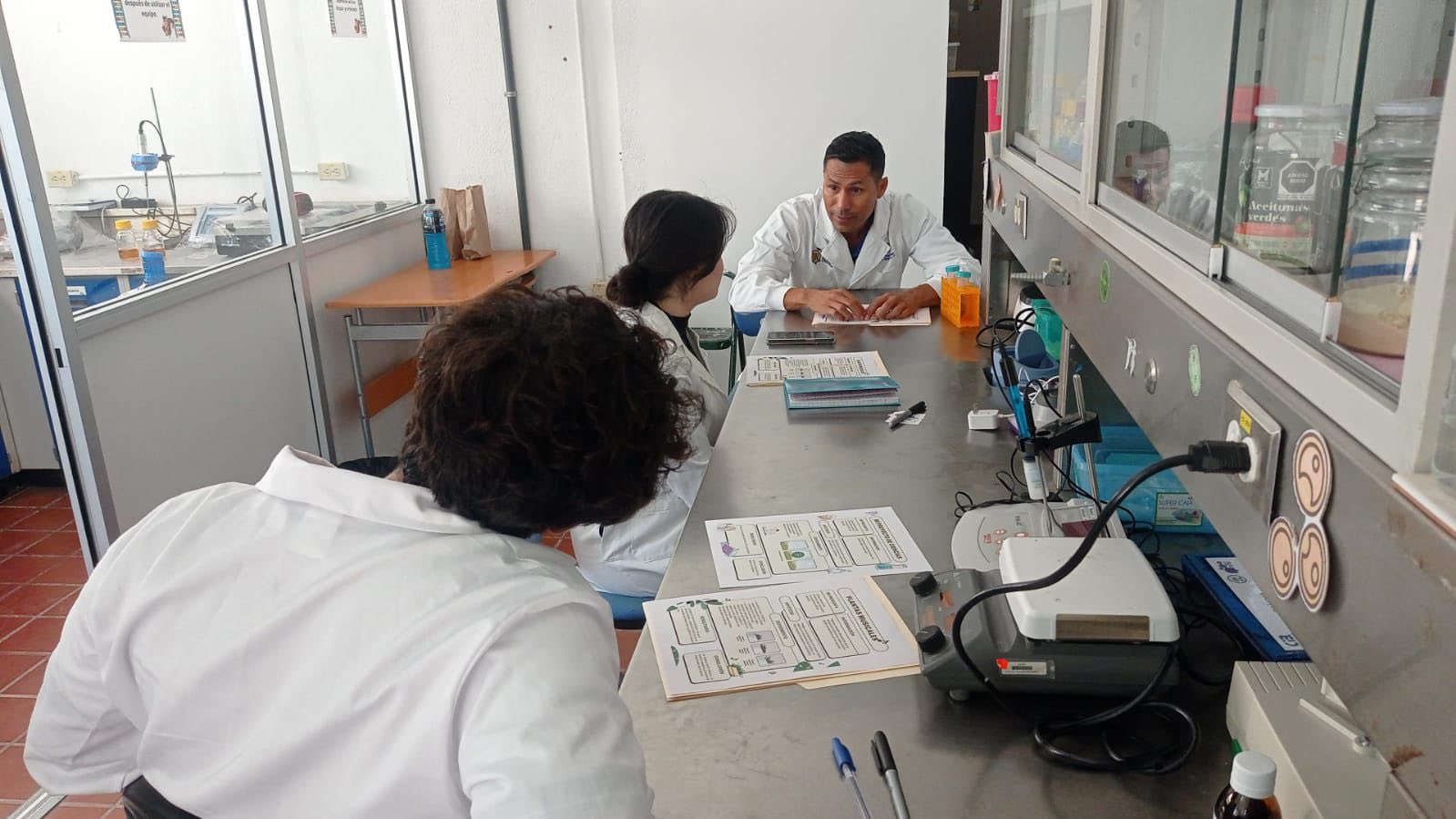 Estudiantes participando en Científicos por un Día - Imagen 5