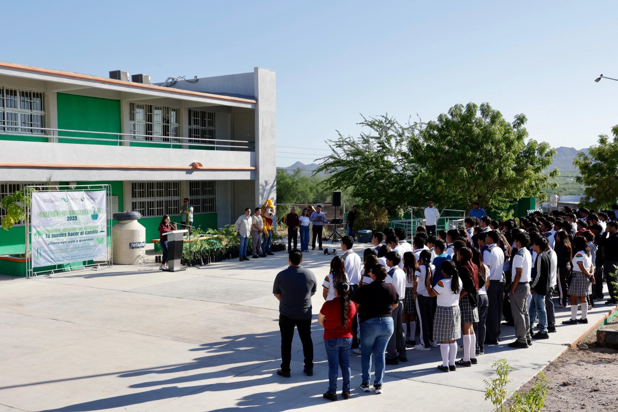 Comunidad escolar participando