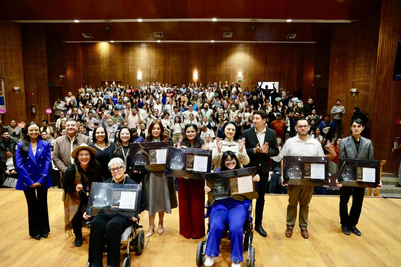 DOCENTE DEL CECyTEBCS ES RECONOCIDO CON EL PREMIO ESTATAL DE DERECHOS HUMANOS 2025
