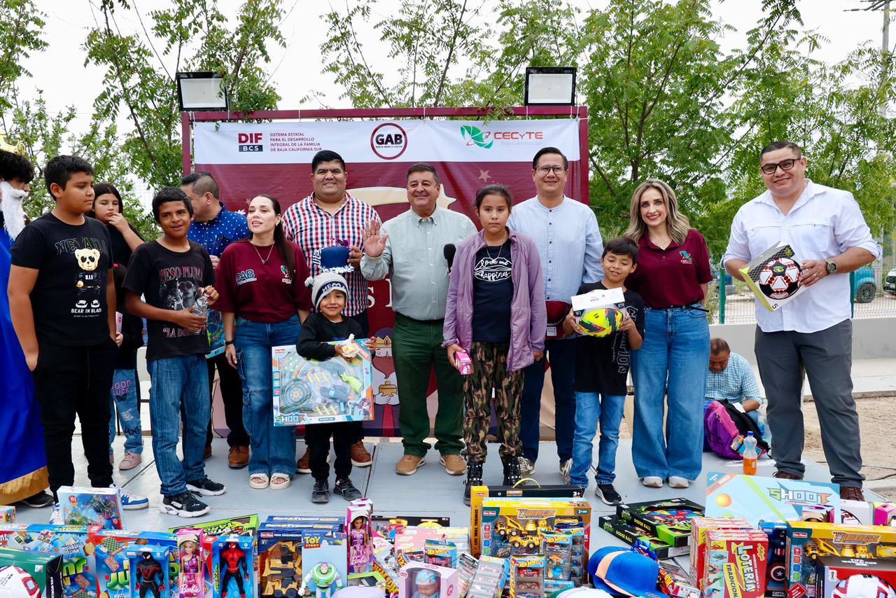 GAB CECyTEBCS CELEBRAN EL DÍA DE REYES CON NIÑAS Y NIÑOS DE EL CENTENARIO